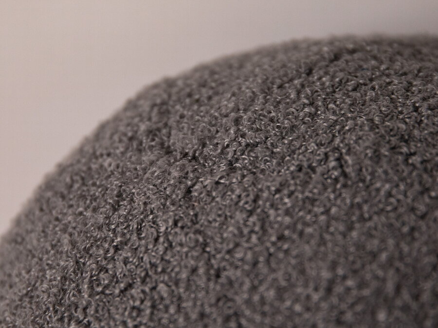 Detail na štruktúru tkaniny Boucle, z ktorej je vyrobený poťah sivého vankúša Ball.
