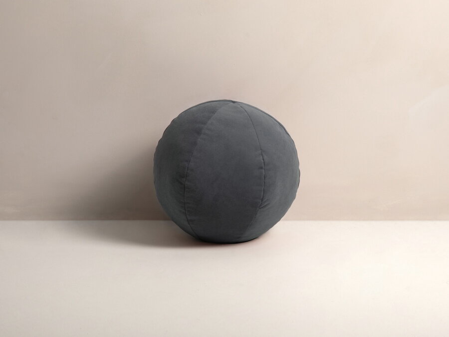 Dekoratívny vankúš Ball s poťahom z elegantnej zamatovej tkaniny Velvet sivej farby.