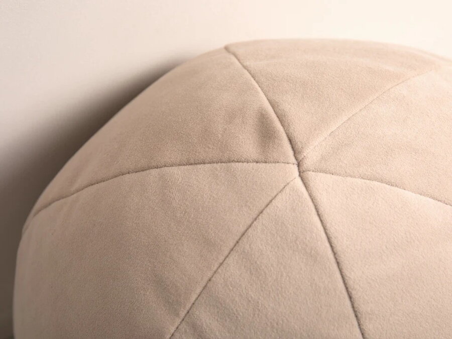 Elegantný dekoratívny vankúš Ball s poťahom zo zamatovej tkaniny Velvet béžovej farby.