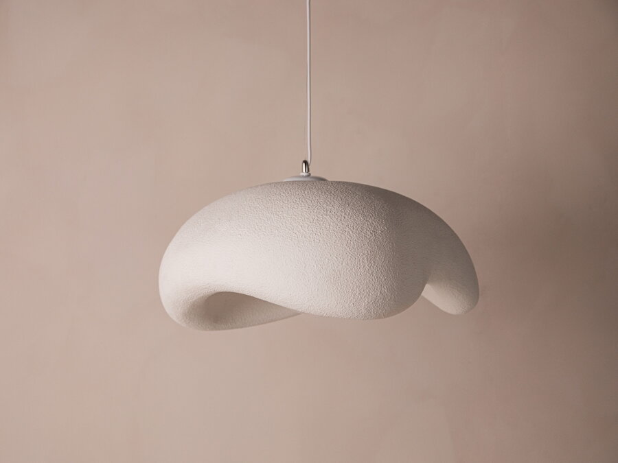 Závesná lampa Berta s tienidlom z vysoko odolného polystyrénu bielej farby s mikro cementovou povrchovou úpravou.