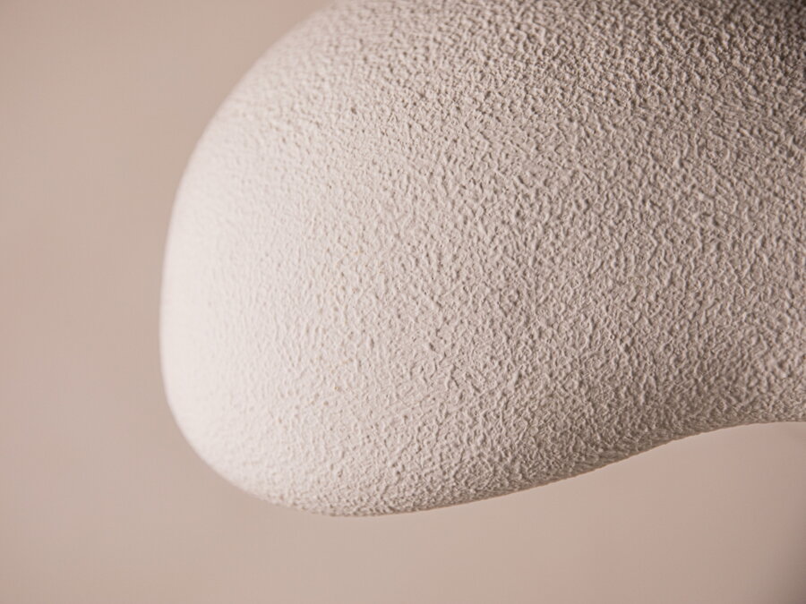 Detailný záber na mikrocementovú povrchovú úpravu tienidla závesnej lampy Berta.