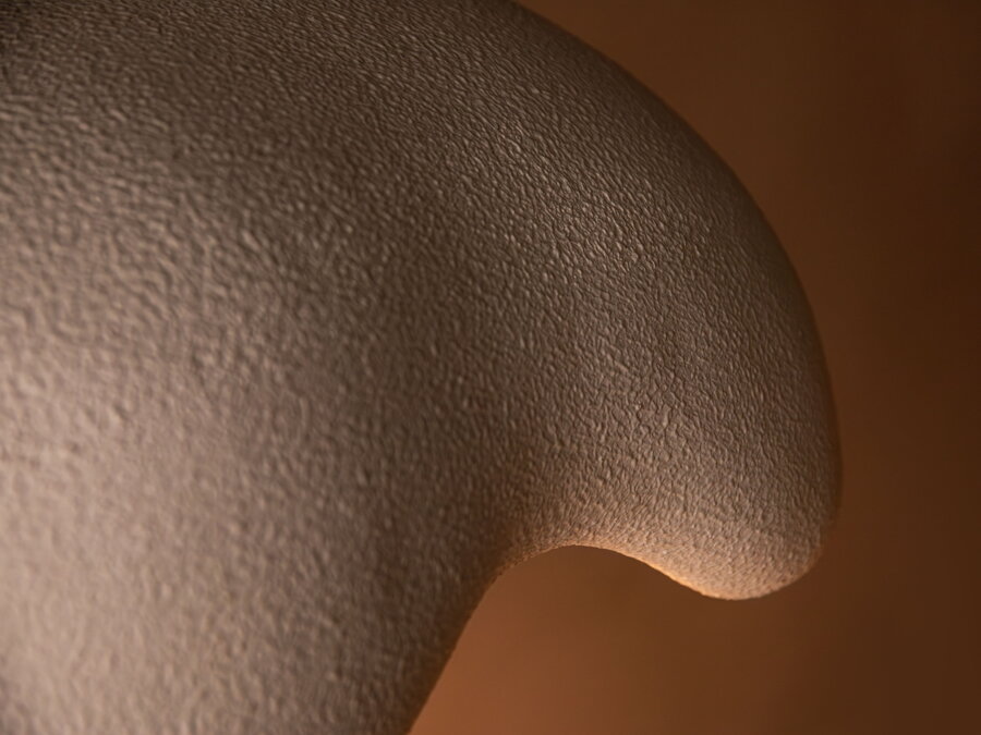 Detailný záber na mikrocementovú povrchovú úpravu tienidla závesnej lampy Berta.