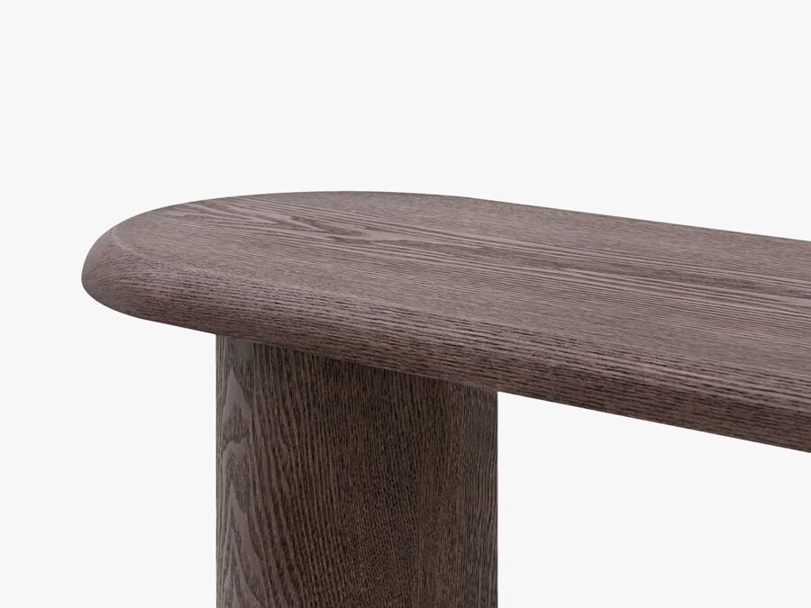 Detail na zaoblenú stolovú dosku a robustné nohy tmavohnedého konzolového stolíka.