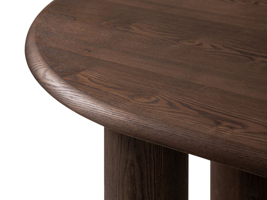 Detail na tmavohnedú oválnu stolovú dosku jedálenského stola.