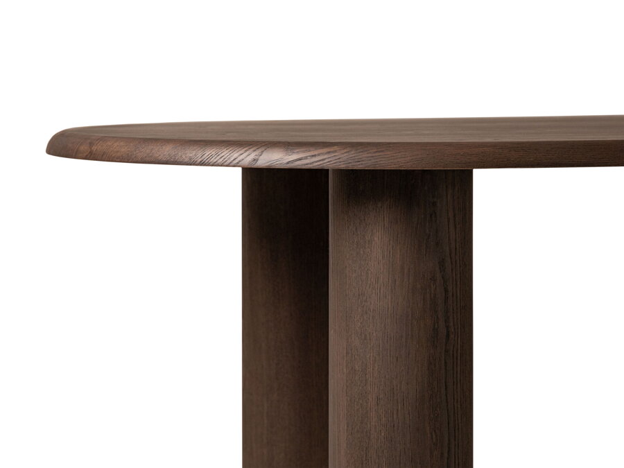 Detail na robutnú tmavohnedé drevené nohy stola.