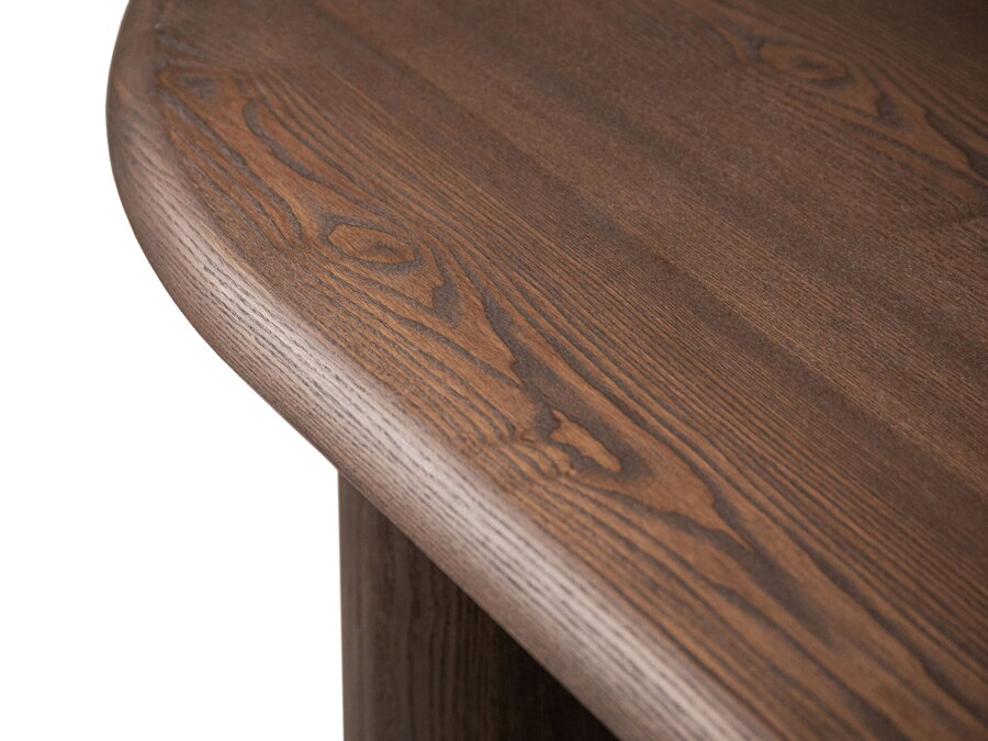 Detail na tmavohnedú oválnu stolovú dosku jedálenského stola.