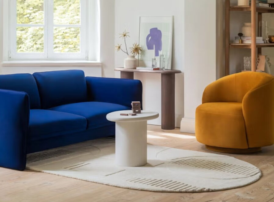 Tmavohnedý konzolový stolík pri stene v obývačke.