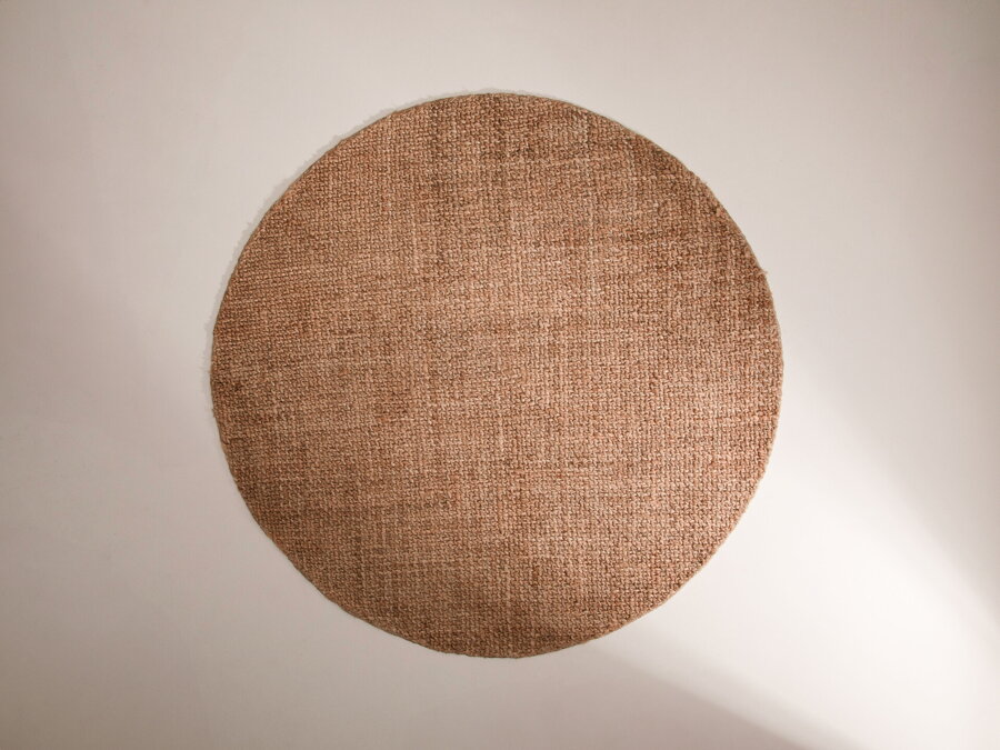 Elegantný okrúhly jutový koberec Calice s priemerom 200 cm z juty prírodnej farby.