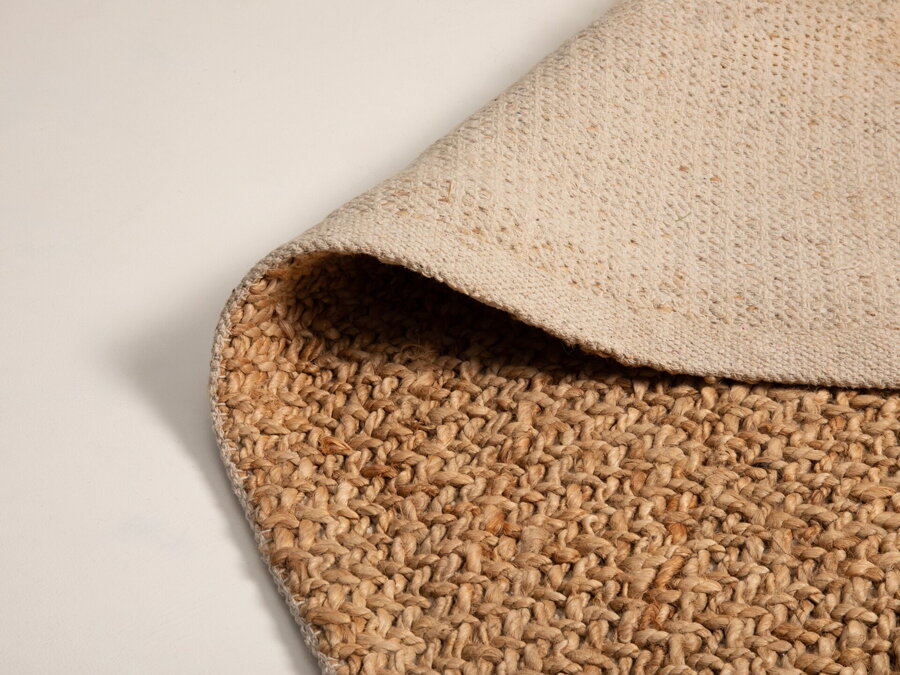 Spodná časť koberca je vyrobená z bavlny.