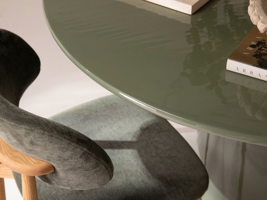 Okrúhly jedálenský stôl Clementin zo železa zelenej farby, s vysokolesklou polyuretánovou povrchovou úpravou.