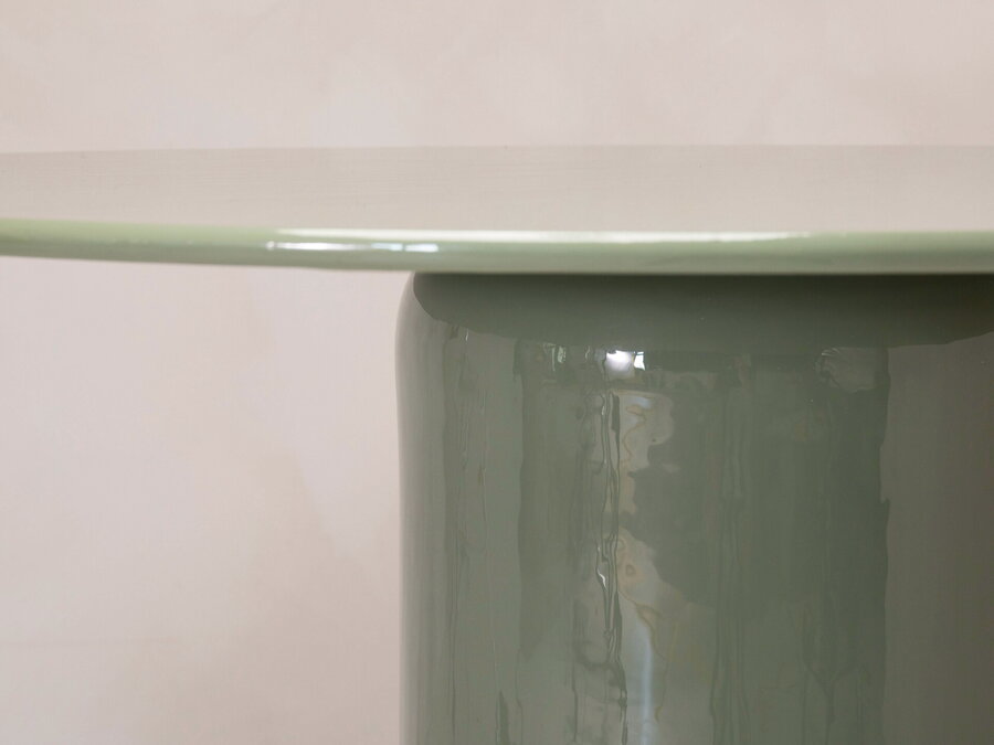 Detailnzzý pohľad na podnož a okraj dosky stola Clementin zo zeleného železa.