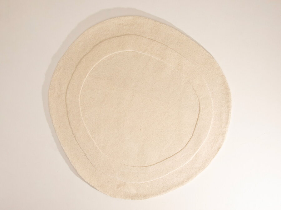 Moderný koberec Cloria organických tvarov v rozmere 150 x 150 cm, zo 100 % vlny vo farbe off-white.