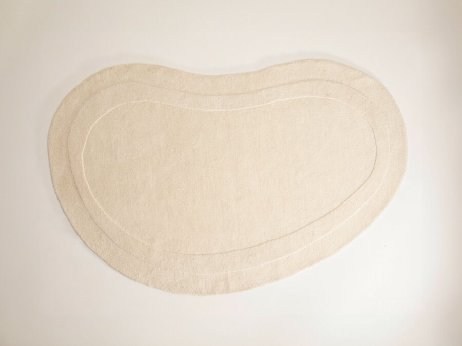 Biely vlnený koberec Cloria nepravidelných organických tvarov.