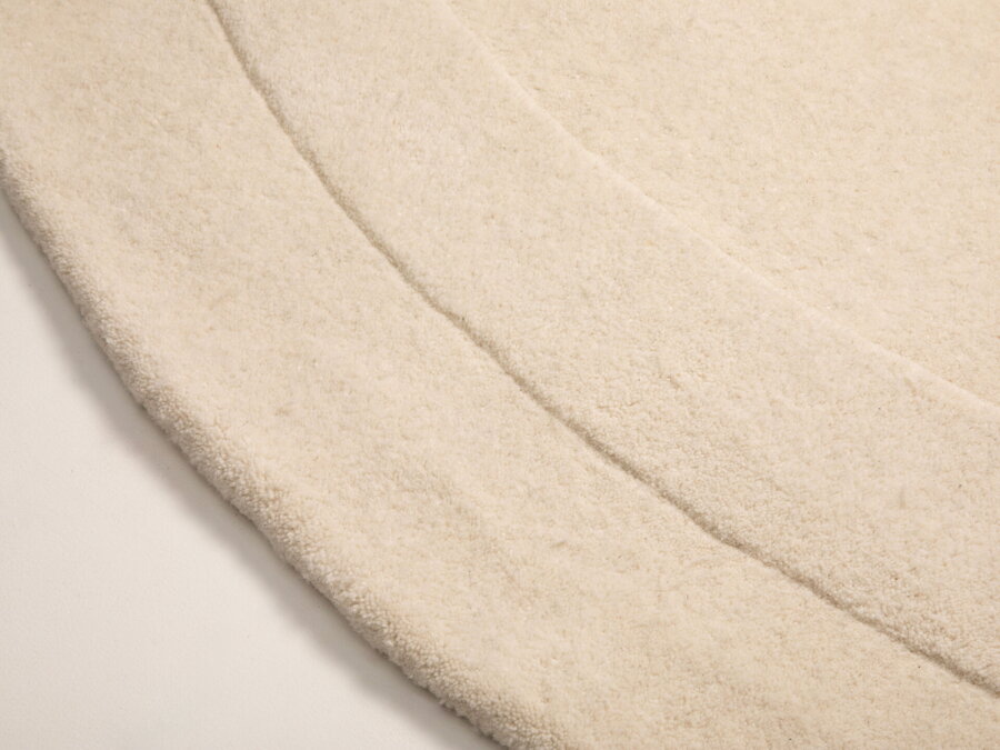 Detail na okraj a lem bieleho koberca Cloria.