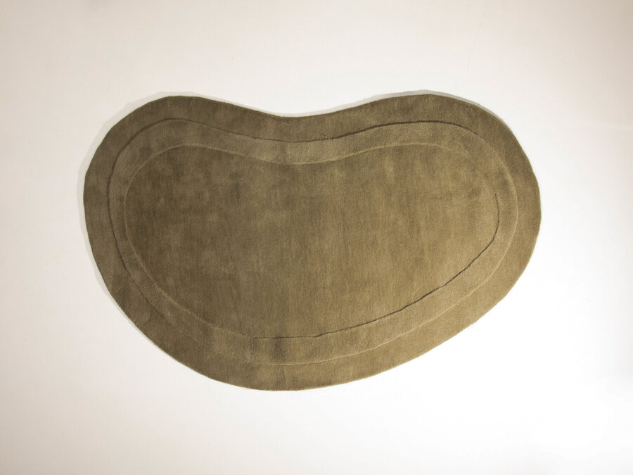 Hnedozelený koberec z polypropylénu v organickom tvare.