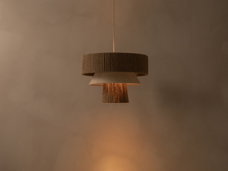 Závesná lampa Desa s tienidlom z jutového povrazu a béžovej tkaniny bouclé.