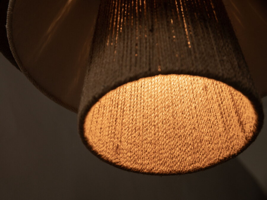 Detail na spodnú časť svietiacej závesnej lampy Desa.