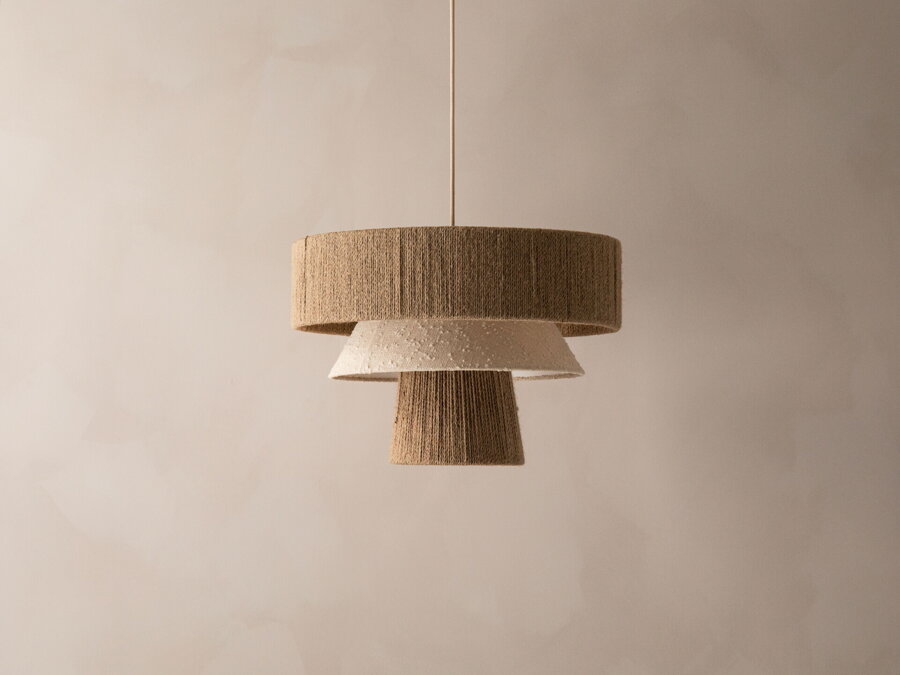 Štýlová závesná lampa Desa s tienidlom z jutového povrazu a béžovej tkaniny bouclé.