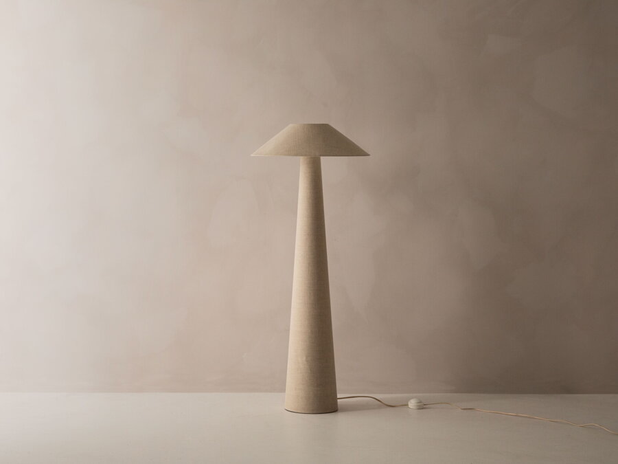 Dizajnová ľanová stojanová lampa Dione prírodnej farby.