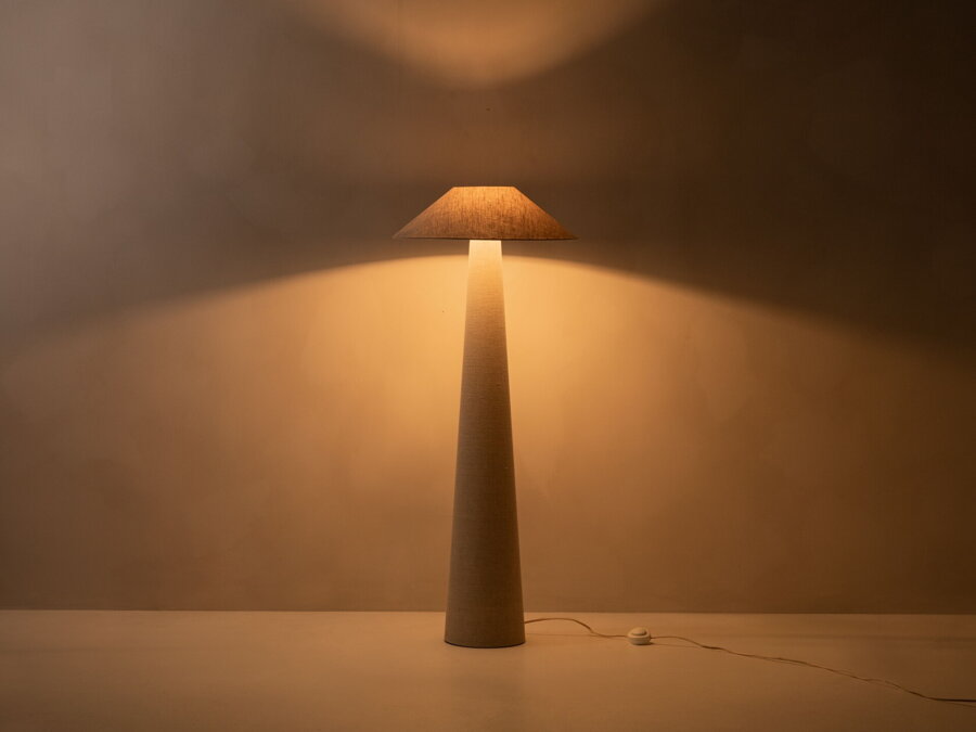 Zasvietená dizajnová stojanová lampa Dione z ľanovej tkaniny prírodnej farby.
