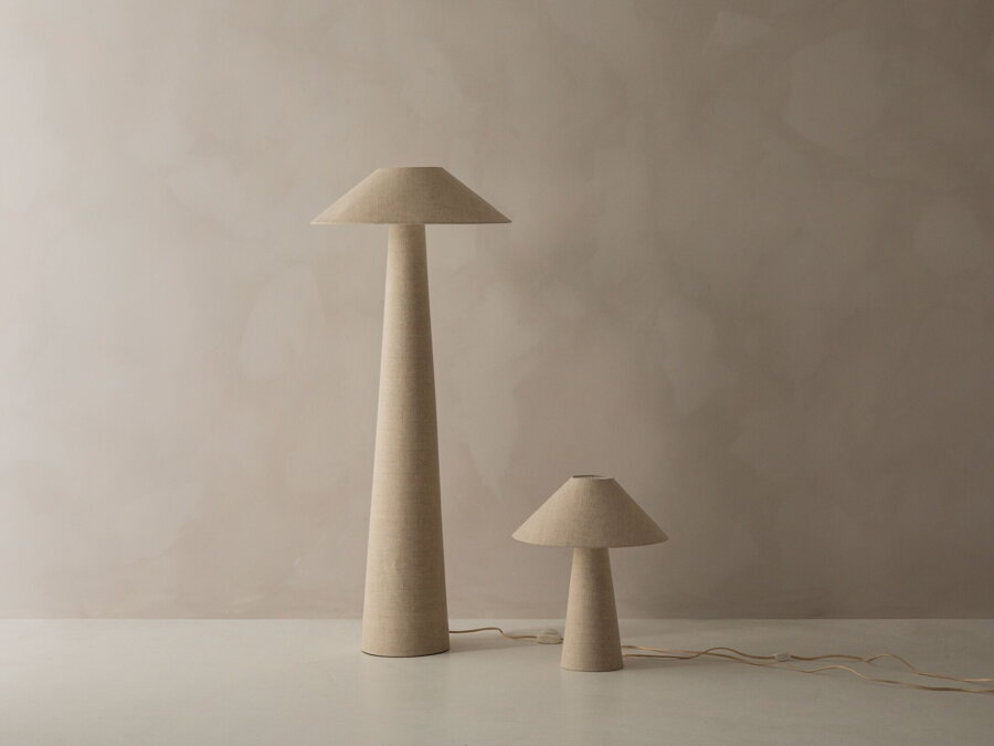 Stojanová a stolová lampa Dione z ľanovej tkaniny prírodnej farby.