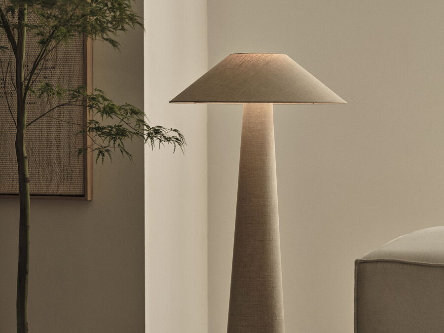 Štýlová stojanová lampa Dione z ľanovej tkaniny prírodnej farby.