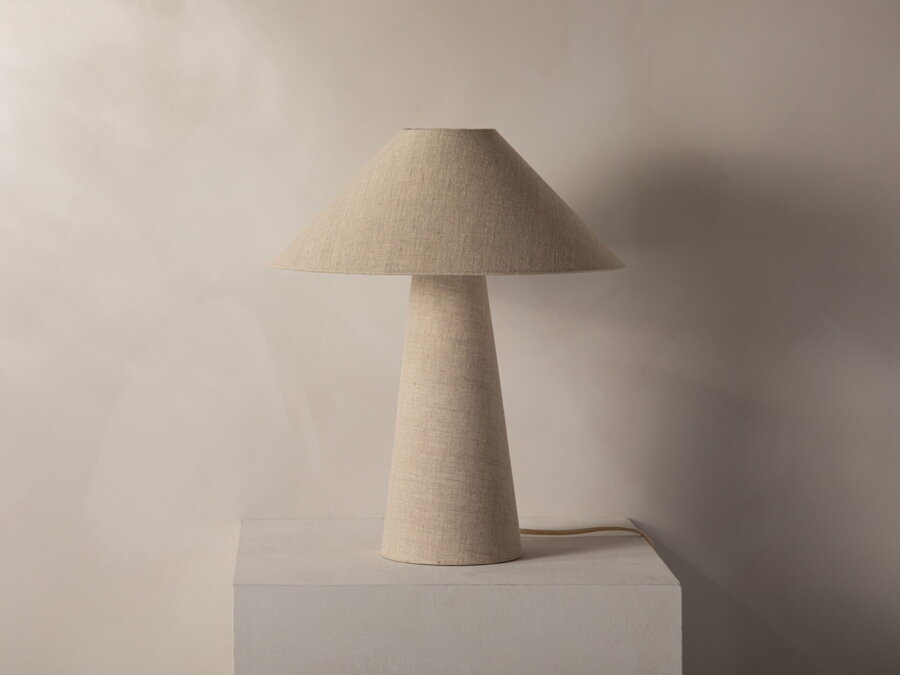 Stolová lampa Dione z ľanovej tkaniny prírodnej farby.
