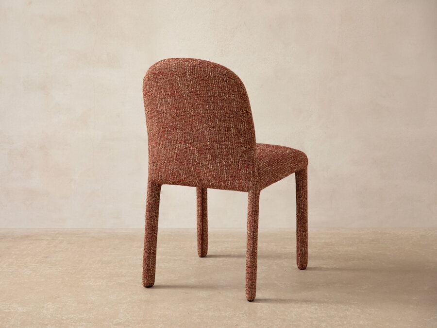 Celočalúnená jedálenská stolička Dolsa červenej farby a pohľad na jej zadnú časť.