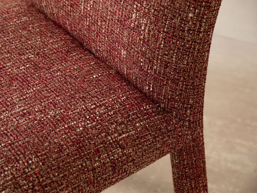 Detail na červené čalúnenie stoličky Dolsa.