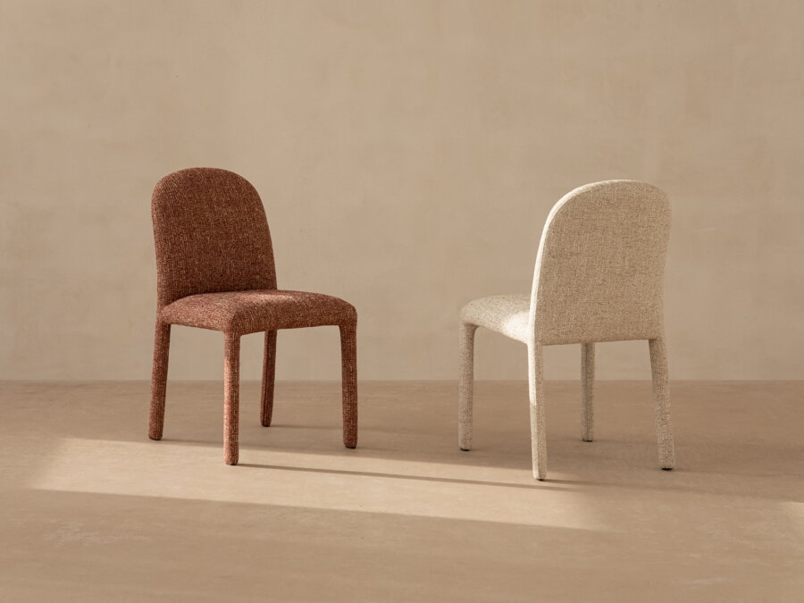 Červená a krémová celočalúnená jedálenská stolička.