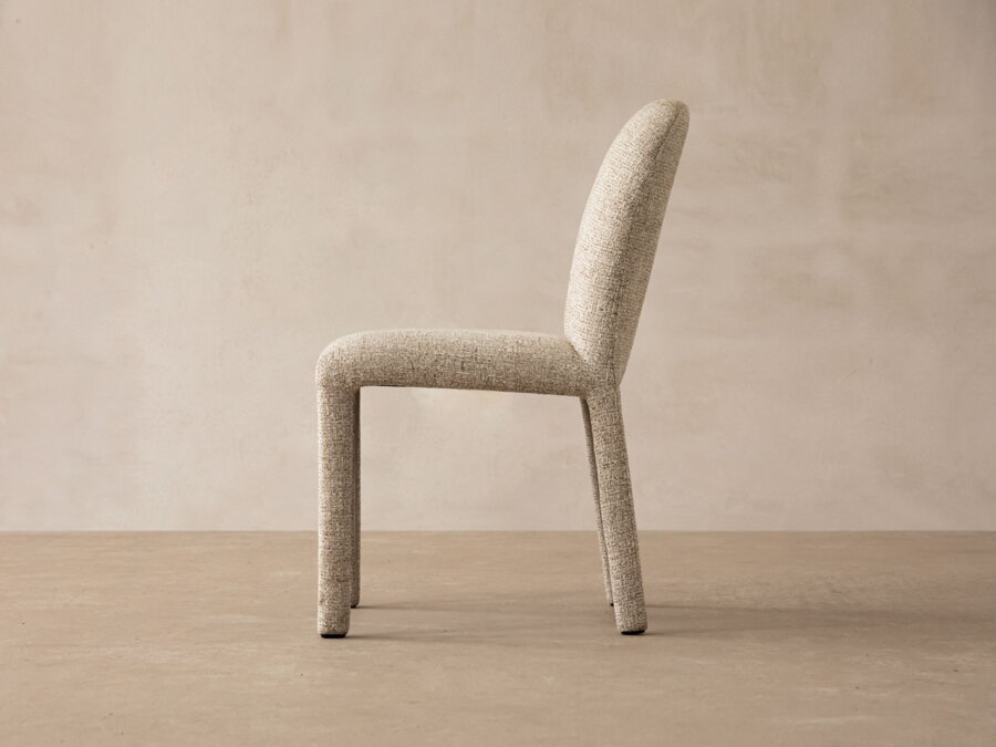 Celočalúnená jedálenská stolička Dolsa krémovej farby.