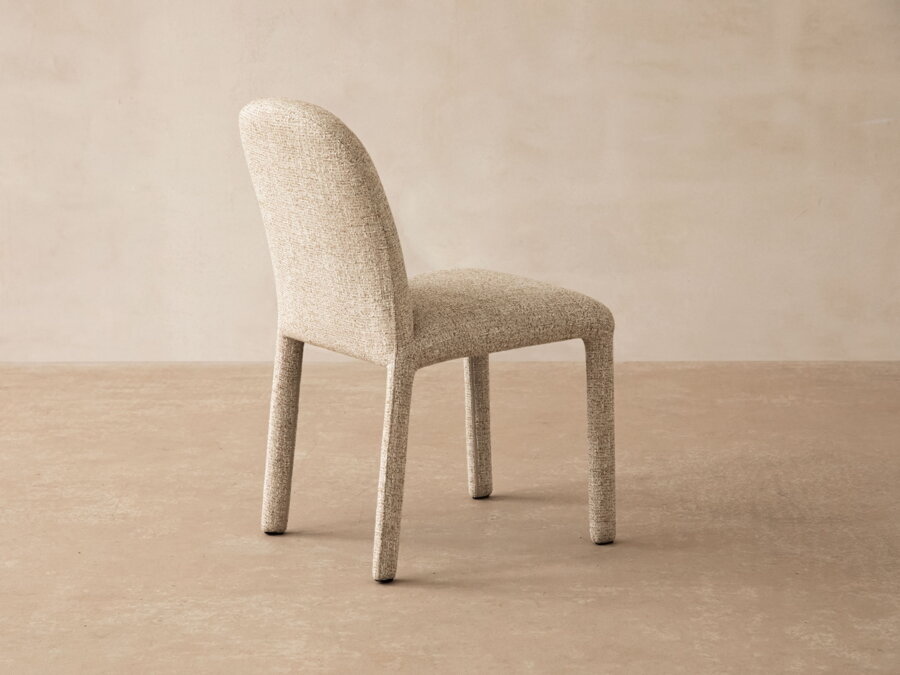 Štýlová celočalúnená jedálenská stolička Dolsa krémovej farby.