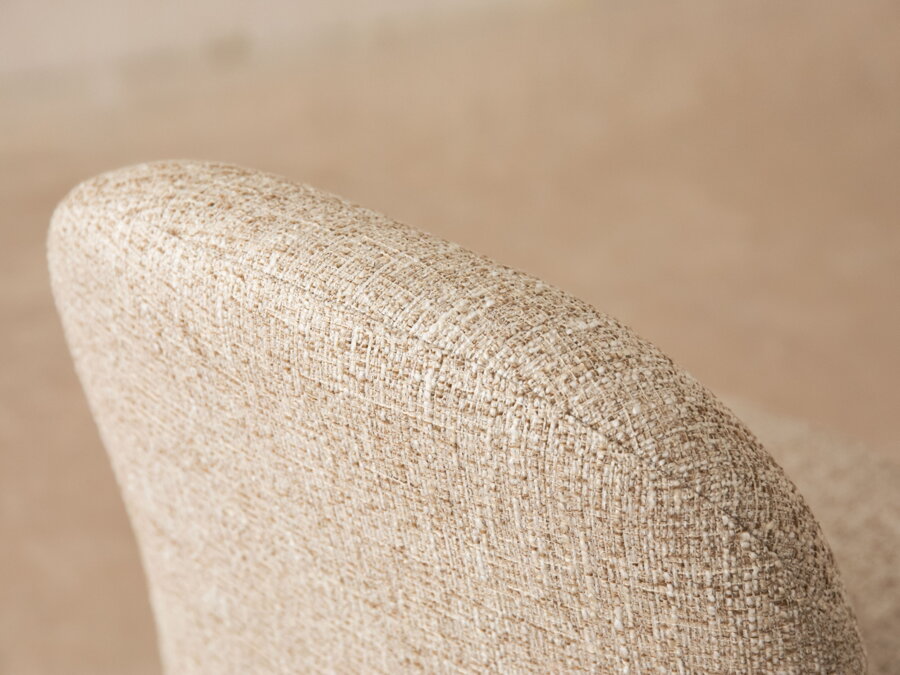 Detail na béžové čalúnenie jedálenskej stoličky.