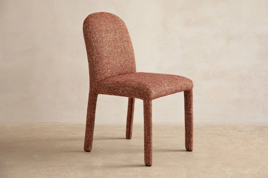 Moderná celočalúnená jedálenská stolička Dolsa červenej farby.