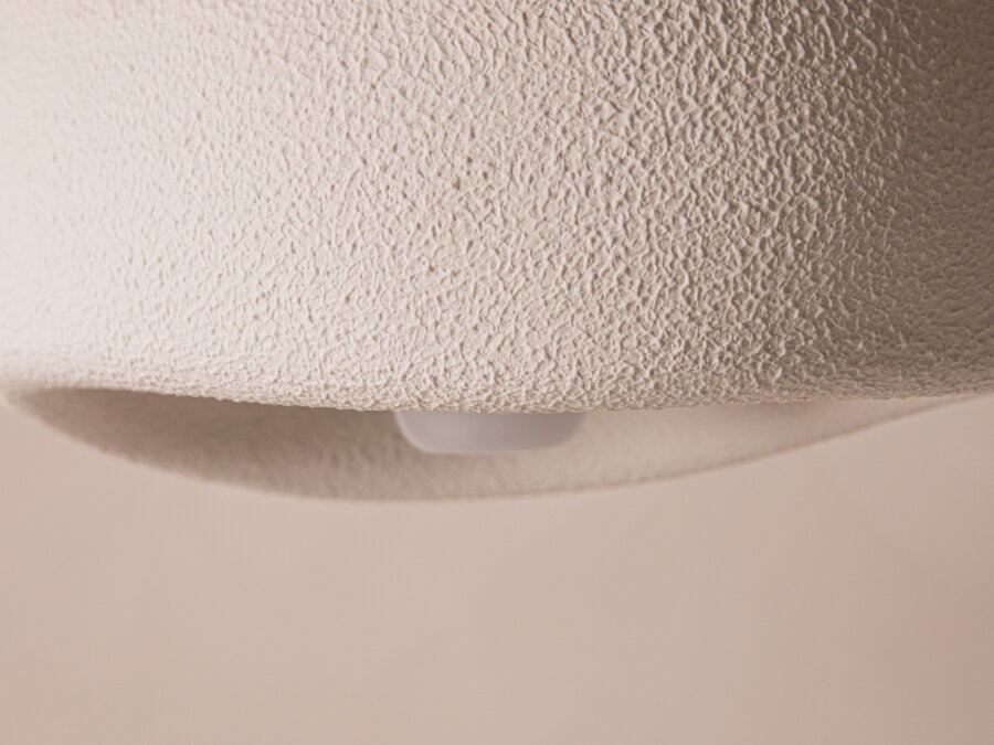 Detail na biele tienidlo lampy.