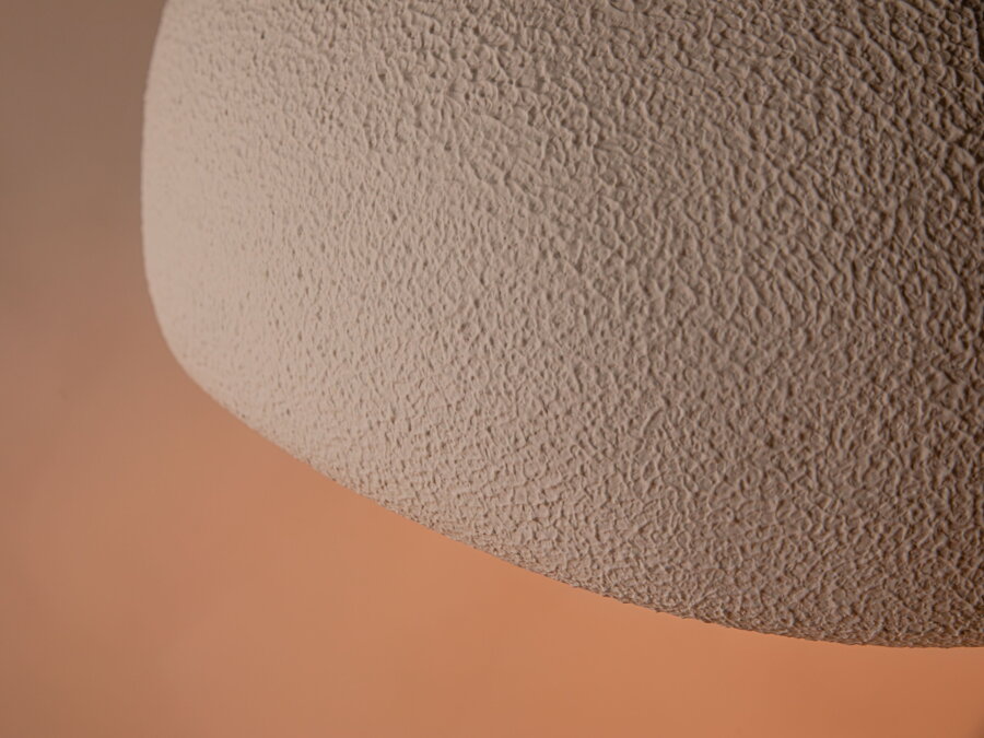 Detail na mikro cementovú povrchovú úpravu tienidla.