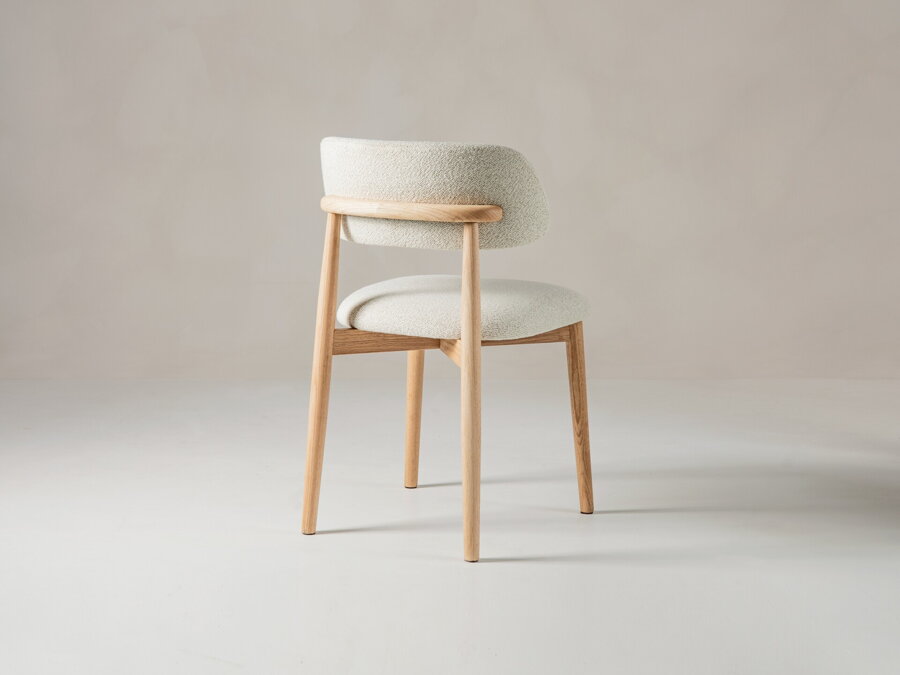Moderná jedálenská stolička Efiie z masívneho dubového dreva prírodnej farby a s čalúnením vo farbe off-white a pohľad zo zadu.