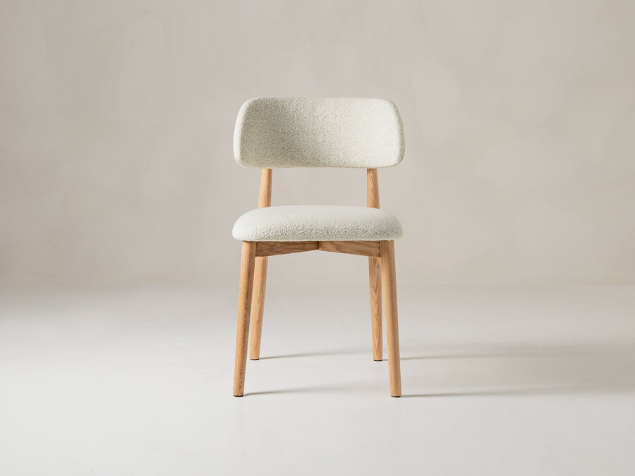 Jedálenská čalúnená stolička Efiie z masívneho dubového dreva prírodnej farby a sedákom a operadlom vo farbe off-white.