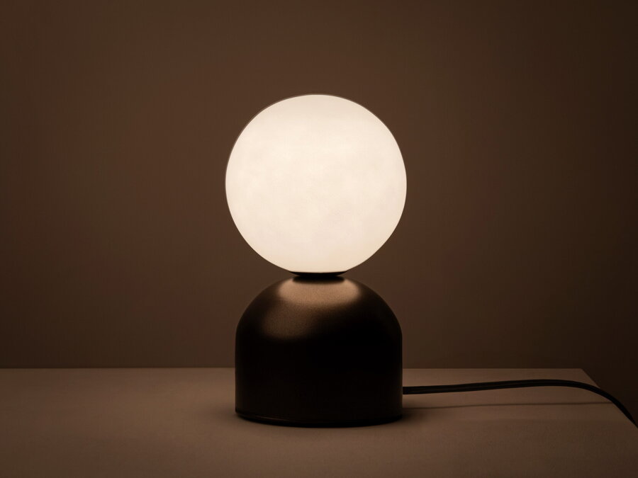 Dizajnová stolová lampa Ely s matnou hnedou kovovou základňou a matným bielym skleneným tienidlom v tvare gule.