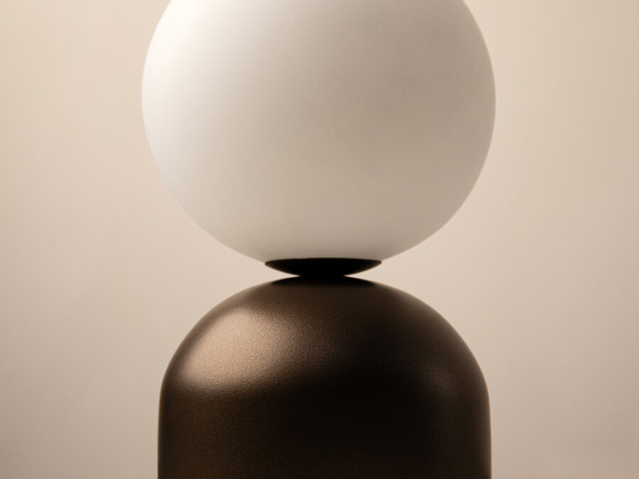 Detail na matnú hendú kovovú základnňu lampy Ely.