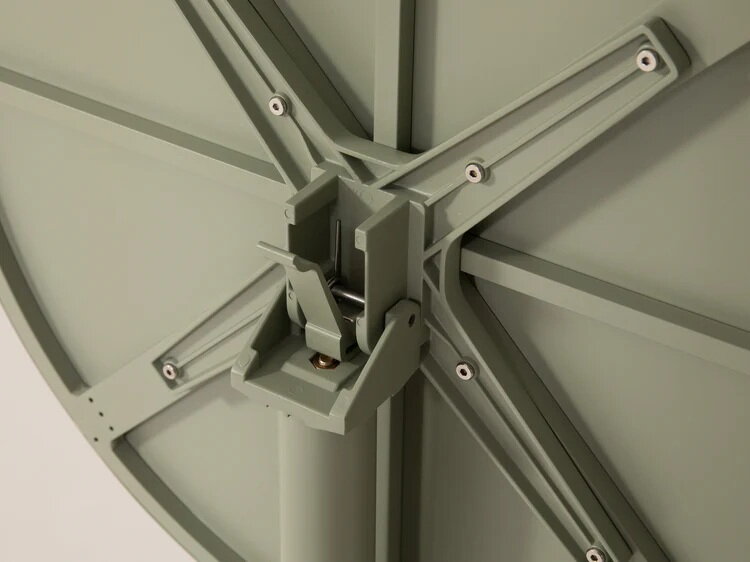 Detail na skladací mechanizmus jedálenského záhradného stola Figueral.