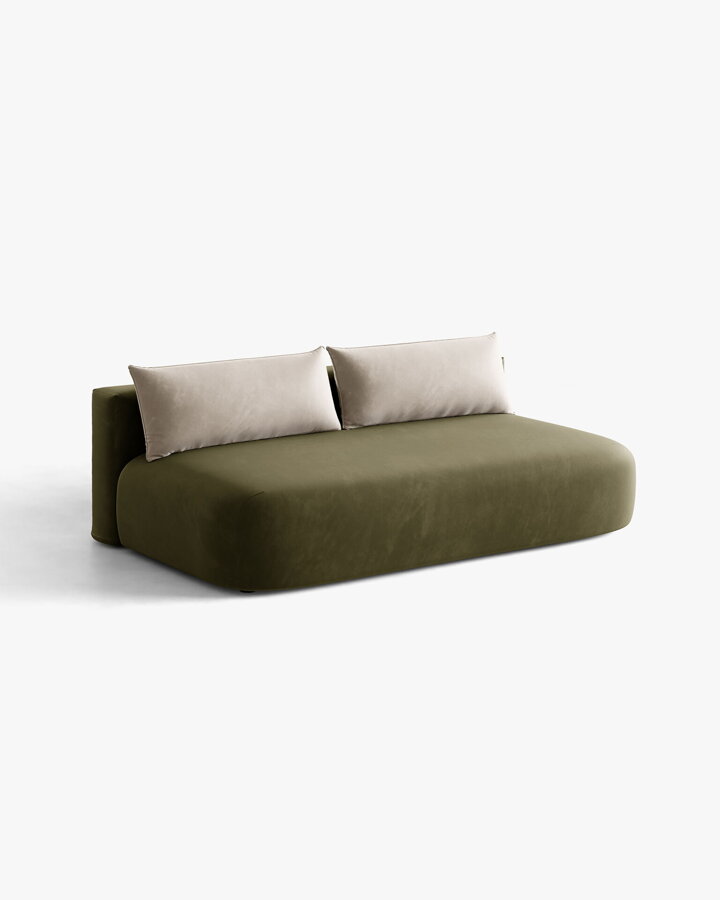 Pohovka Hena v čalúnení Velvet (Salvador) v odtieni Green s béžovými vankúšmi.