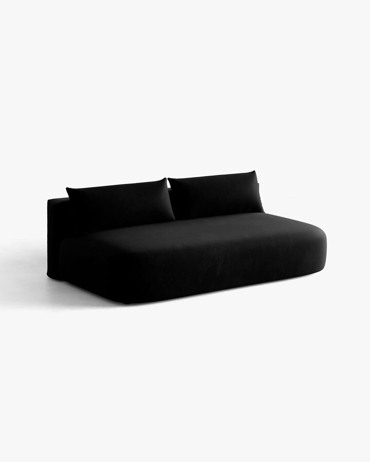 Pohovka Hena v čalúnení Velvet (Salvador) v čiernej farbe s čierrnymi vankúšmi.
