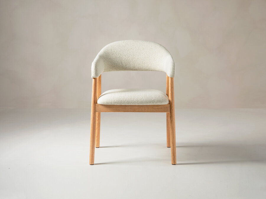 Jedálenská stolička Hera z masívneho dubového dreva prírodnej farby a s čalúnením vo farbe off-white.