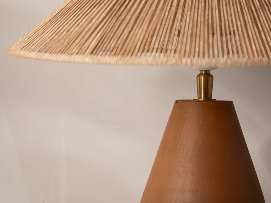 Detail na oranžovú hlinenú základňu stolovej lampy.