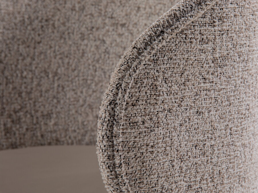 Detail na čalúnené operadlo béžovej jedálenskej stoličky Inez.