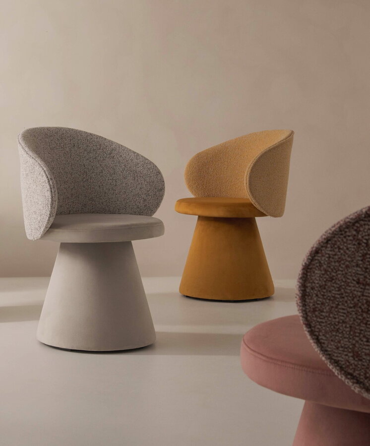 Béžová otočná jedálenská stolička v dvojitom čalúnení, v pozadí so žltou stoličkou z rovnakej kolekcie.