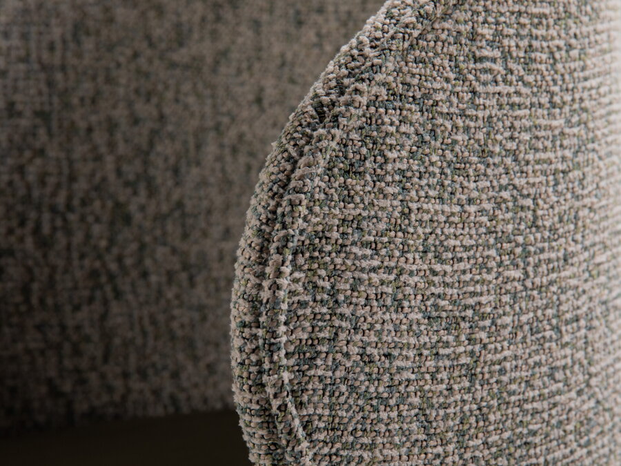 Detail na čalúnené operadlo zelenej jedálenskej stoličky Inez.