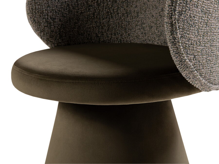 Detail na zamatovou tkaninou čalúnené sedadlo zelenej jedálenskej stoličky Inez.