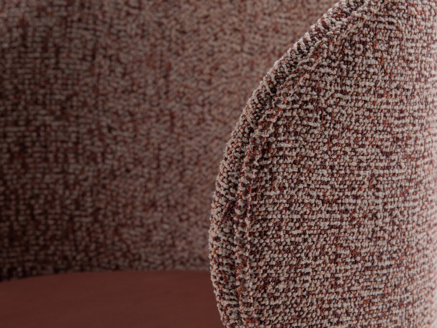 Detail na čalúnené operadlo ružovej jedálenskej stoličky Inez.